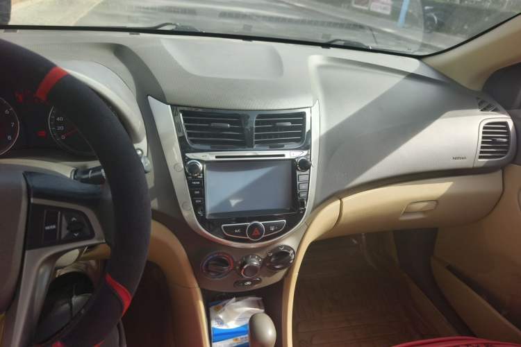 Used Hyundai Verna (older generation) 2010 Sedan 1.4L Automatic Fashionable GT Model Audio And AC Panel
