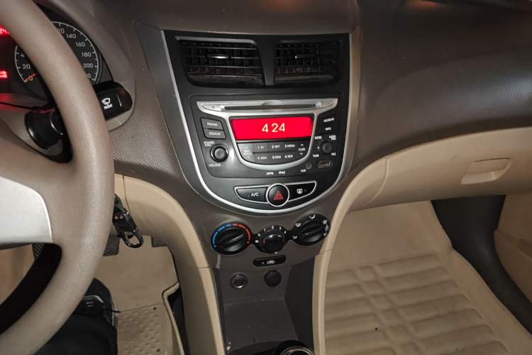 Used Hyundai Verna (older generation) 2010 Sedan 1.4L Manual Comfort GS Audio And AC Panel