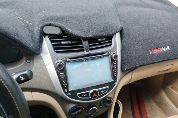 Used Hyundai Verna (older generation) 2010 Sedan 1.4L Manual Comfort GS Audio And AC Panel