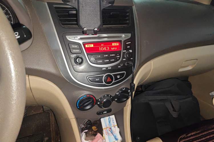 Used Hyundai Verna (older generation) 2010 Sedan 1.4L Manual Comfort GS Audio And AC Panel