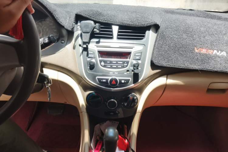 Used Hyundai Verna (older generation) 2010 Sedan 1.4L Automatic Comfort Model GS Audio And AC Panel