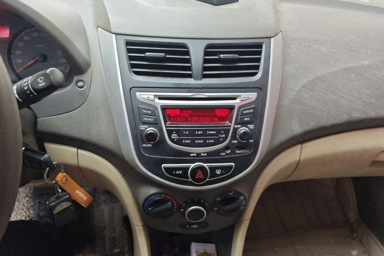 Used Hyundai Verna (older generation) 2010 Sedan 1.4L Manual Comfort GS Audio And AC Panel