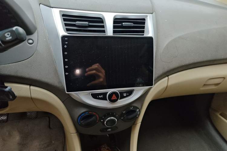 Used Hyundai Verna (older generation) 2010 Sedan 1.4L Manual Comfort GS Audio And AC Panel