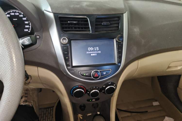 Used Hyundai Verna (older generation) 2010 Sedan 1.4L Automatic Comfort Model GS Audio And AC Panel