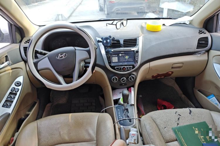 Used Hyundai Verna (older generation) 2010 Sedan 1.4L Automatic Comfort Model GS Center Console