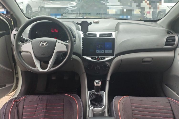 Used Hyundai Verna (older generation) 2010 Sedan 1.4L Manual Comfort GS Center Console