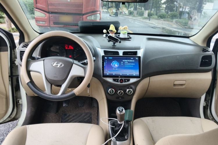 Used Hyundai Verna (older generation) 2010 Sedan 1.4L Manual Comfort GS Center Console