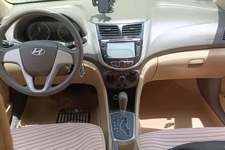 Used Hyundai Verna (older generation) 2010 Sedan 1.4L Automatic Fashionable GT Model Center Console