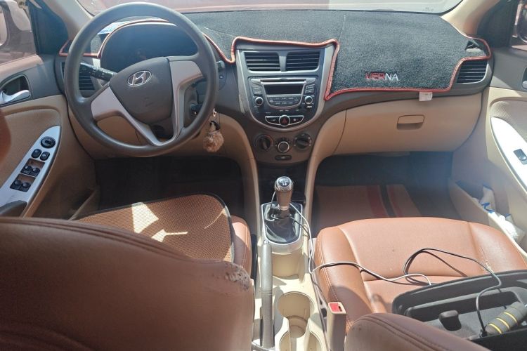 Used Hyundai Verna (older generation) 2010 Sedan 1.4L Manual Comfort GS Center Console