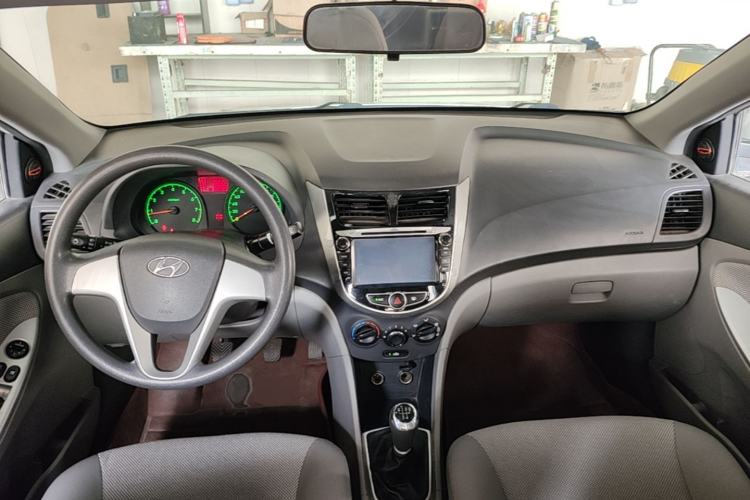 Used Hyundai Verna (older generation) 2010 Sedan 1.4L Manual Comfort GS Center Console