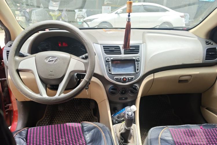 Used Hyundai Verna (older generation) 2010 Sedan 1.4L Manual Comfort GS Center Console