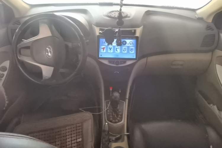 Used Hyundai Verna (older generation) 2010 Sedan 1.4L Automatic Fashionable GT Model Center Console