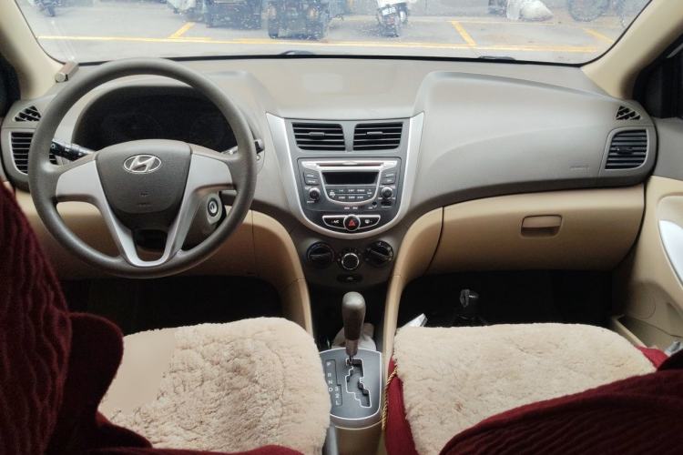 Used Hyundai Verna (older generation) 2010 Sedan 1.4L Automatic Comfort Model GS Center Console