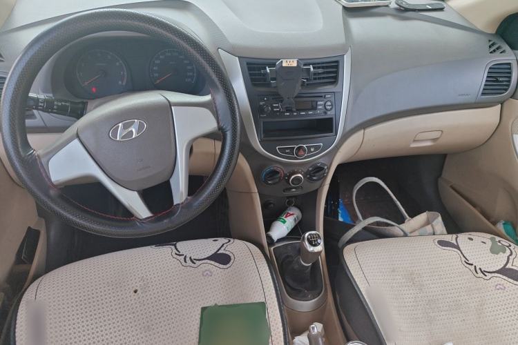 Used Hyundai Verna (older generation) 2010 Sedan 1.4L Manual BLUE Model Center Console