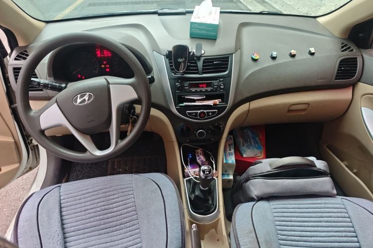 Used Hyundai Verna (older generation) 2010 Sedan 1.4L Manual Standard GL Model Center Console