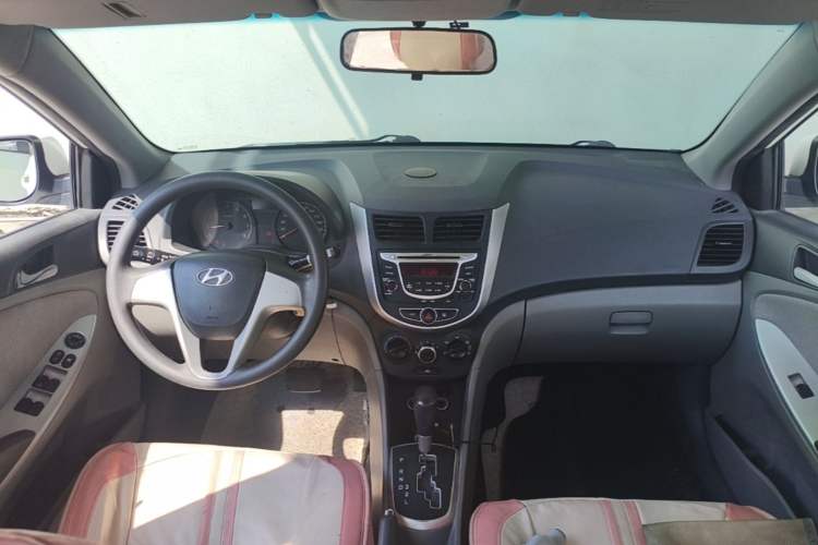 Used Hyundai Verna (older generation) 2010 Sedan 1.4L Automatic Comfort Model GS Center Console