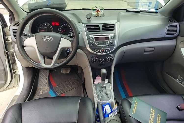 Used Hyundai Verna (older generation) 2010 Sedan 1.4L Automatic Fashionable GT Model Center Console