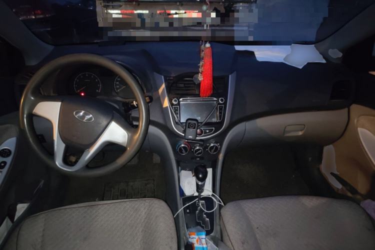 Used Hyundai Verna (older generation) 2010 Sedan 1.4L Automatic Comfort Model GS Center Console
