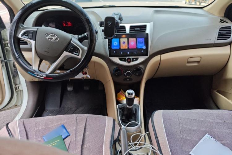 Used Hyundai Verna (older generation) 2010 Sedan 1.4L Manual Comfort GS Center Console