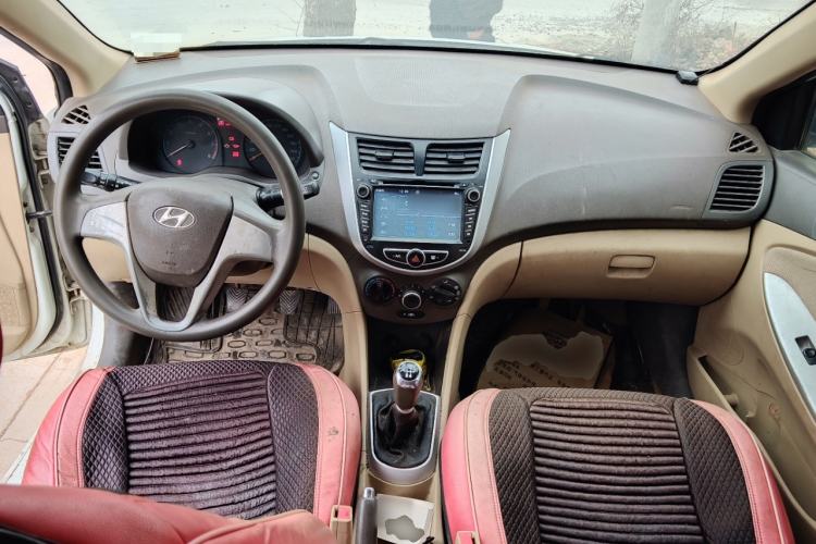 Used Hyundai Verna (older generation) 2010 Sedan 1.4L Manual Comfort GS Center Console