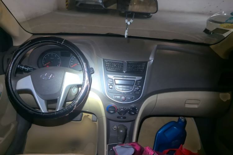 Used Hyundai Verna (older generation) 2010 Sedan 1.4L Automatic Comfort Model GS Center Console