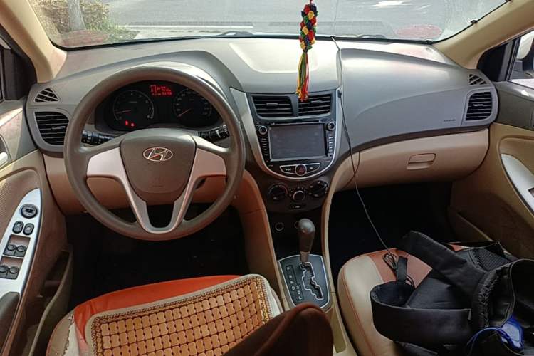 Used Hyundai Verna (older generation) 2010 Sedan 1.4L Automatic Comfort Model GS Center Console