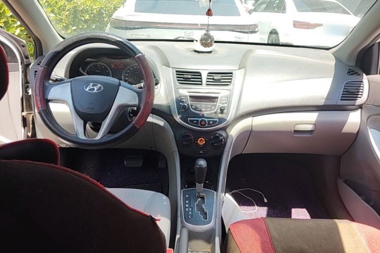 Used Hyundai Verna (older generation) 2010 Sedan 1.4L Automatic Fashionable GT Model Center Console