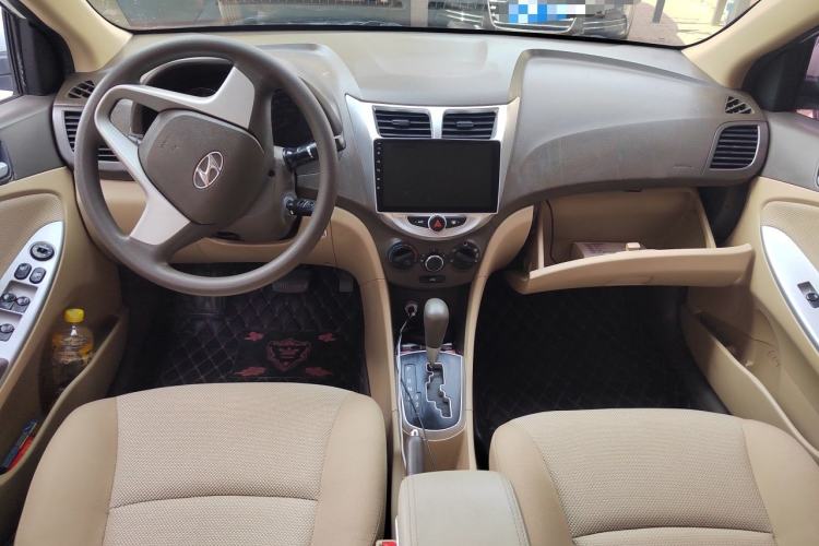 Used Hyundai Verna (older generation) 2010 Sedan 1.4L Automatic Fashionable GT Model Center Console