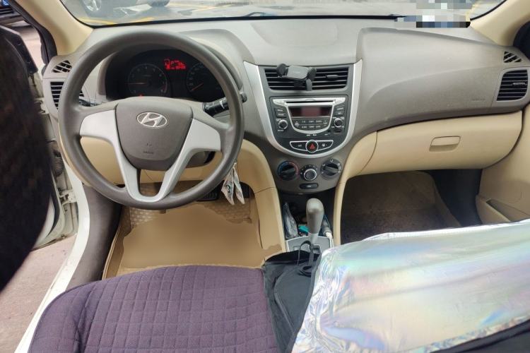 Used Hyundai Verna (older generation) 2010 Sedan 1.4L Automatic Comfort Model GS Center Console