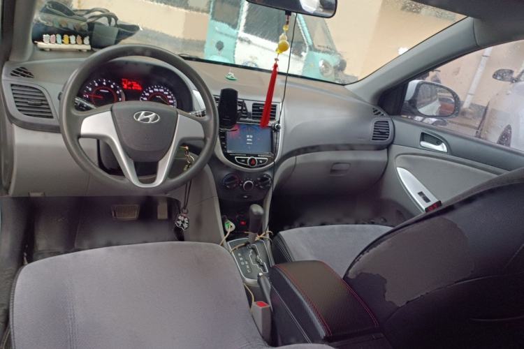 Used Hyundai Verna (older generation) 2010 Sedan 1.4L Automatic Fashionable GT Model Center Console