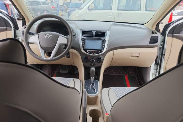 Used Hyundai Verna (older generation) 2010 Sedan 1.4L Automatic Comfort Model GS Center Console