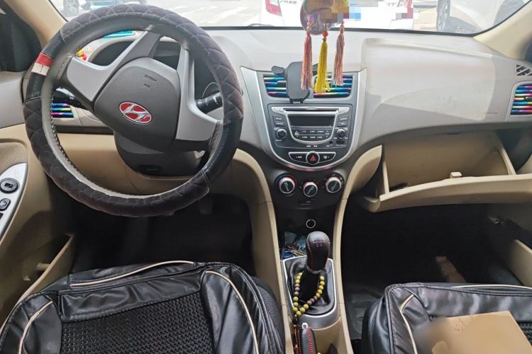 Used Hyundai Verna (older generation) 2010 Sedan 1.4L Manual Comfort GS Center Console