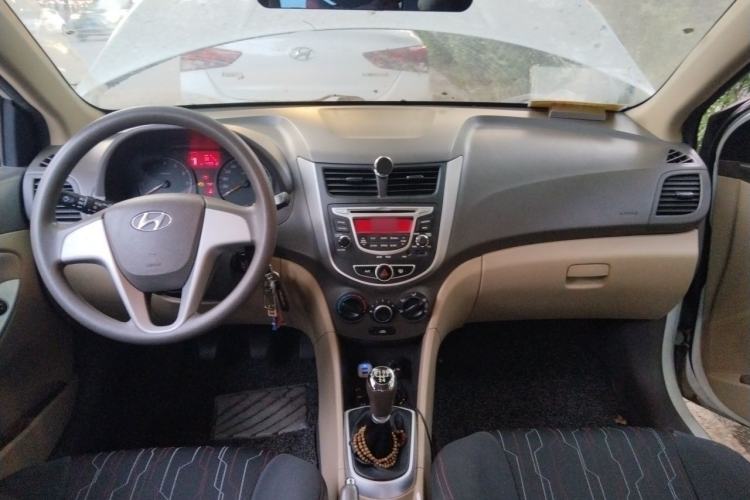 Used Hyundai Verna (older generation) 2010 Sedan 1.4L Manual Comfort GS Center Console