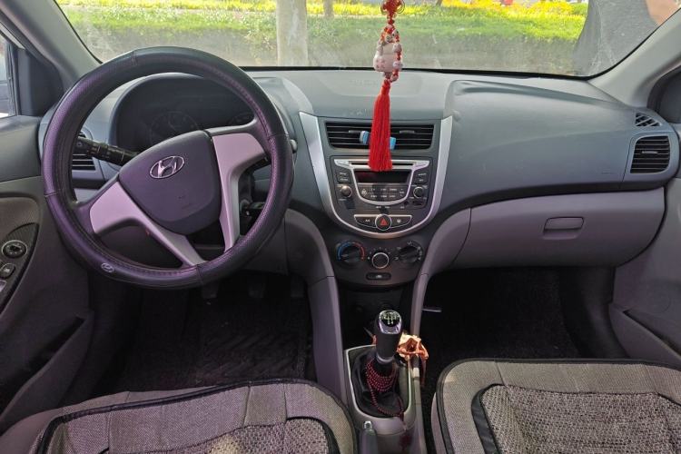 Used Hyundai Verna (older generation) 2010 Sedan 1.4L Manual Comfort GS Center Console