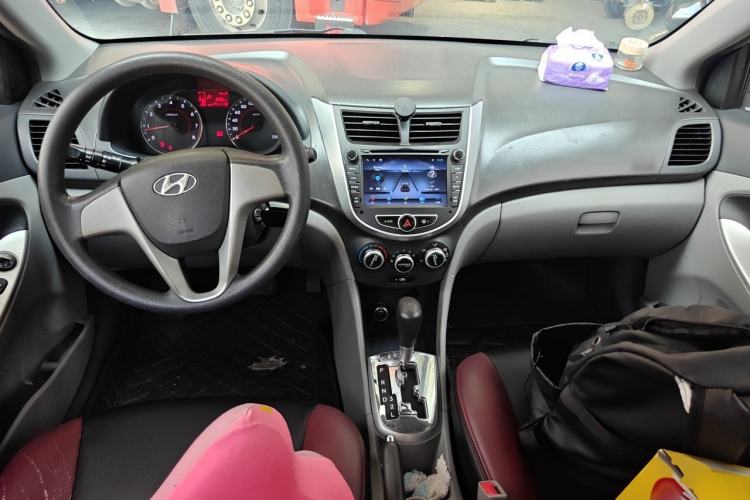 Used Hyundai Verna (older generation) 2010 Sedan 1.4L Automatic Fashionable GT Model Center Console