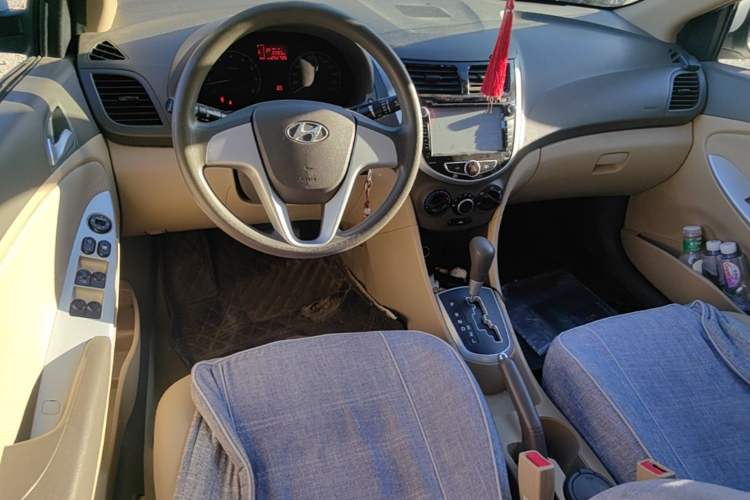 Used Hyundai Verna (older generation) 2010 Sedan 1.4L Automatic Comfort Model GS Center Console