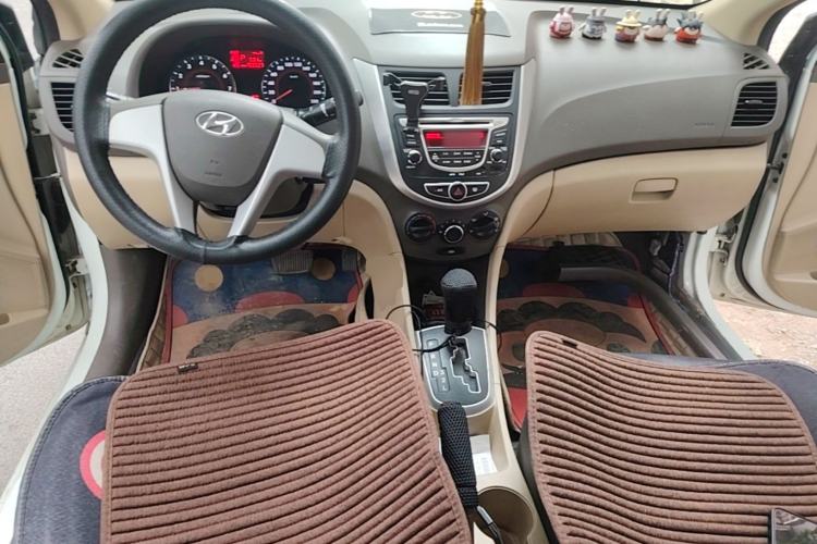 Used Hyundai Verna (older generation) 2010 Sedan 1.4L Automatic Fashionable GT Model Center Console