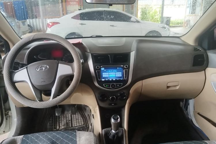 Used Hyundai Verna (older generation) 2010 Sedan 1.4L Manual Comfort GS Center Console