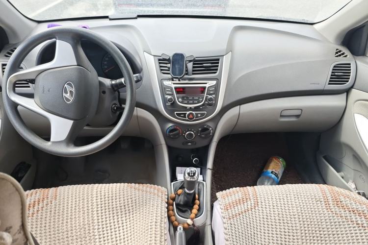 Used Hyundai Verna (older generation) 2010 Sedan 1.4L Manual Comfort GS Center Console