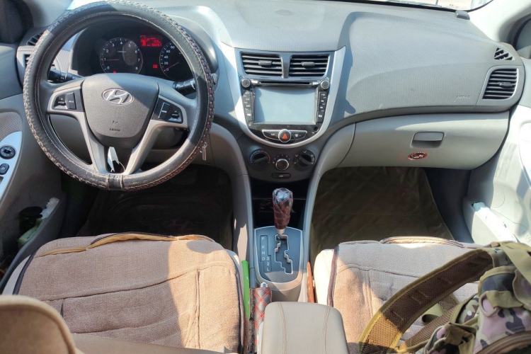 Used Hyundai Verna (older generation) 2010 Sedan 1.4L Automatic Fashionable GT Model Center Console