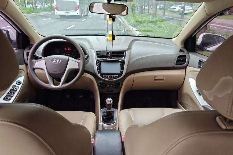 Used Hyundai Verna (older generation) 2010 Sedan 1.4L Manual Comfort GS Center Console