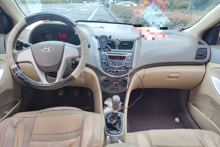Used Hyundai Verna (older generation) 2010 Sedan 1.4L Manual Comfort GS Center Console
