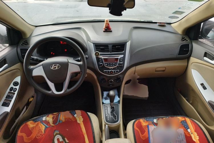Used Hyundai Verna (older generation) 2010 Sedan 1.4L Manual Standard GL Model Center Console