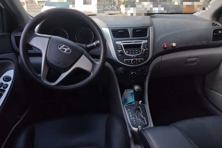 Used Hyundai Verna (older generation) 2010 Sedan 1.4L Automatic Fashionable GT Model Center Console
