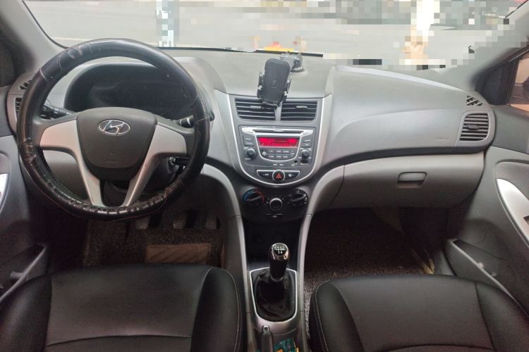 Used Hyundai Verna (older generation) 2010 Sedan 1.4L Manual Comfort GS Center Console