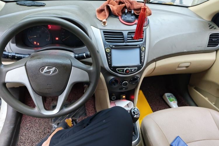 Used Hyundai Verna (older generation) 2010 Sedan 1.4L Manual Comfort GS Center Console