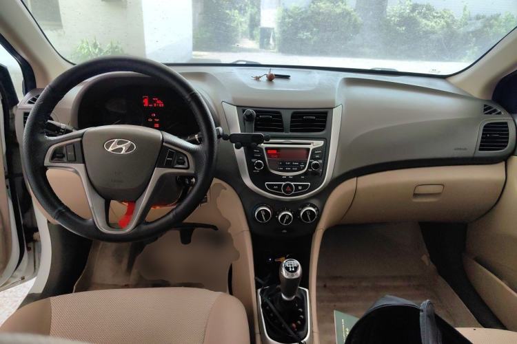 Used Hyundai Verna (older generation) 2010 Sedan 1.4L Manual Comfort GS Center Console