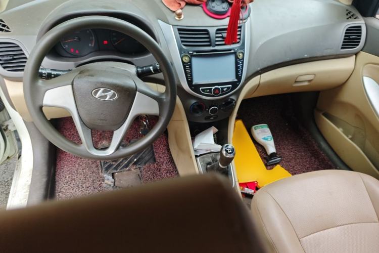 Used Hyundai Verna (older generation) 2010 Sedan 1.4L Manual Comfort GS Center Console