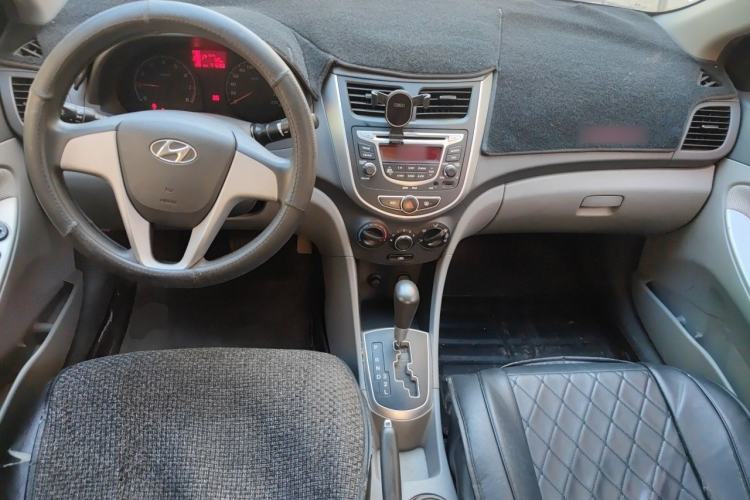 Used Hyundai Verna (older generation) 2010 Sedan 1.4L Automatic Comfort Model GS Center Console