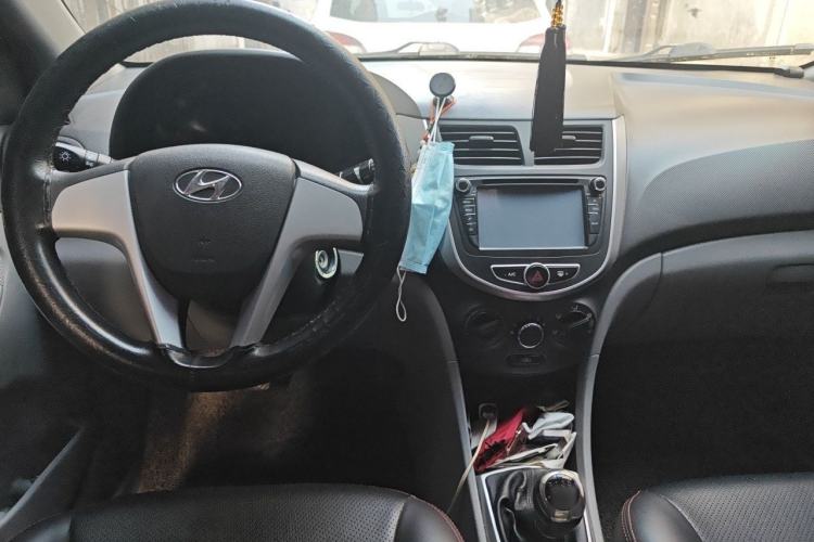 Used Hyundai Verna (older generation) 2010 Sedan 1.4L Manual Comfort GS Center Console